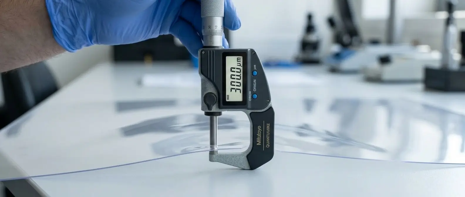 Medición del espesor de la lámina de material con un micrómetro