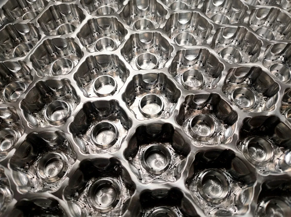 Cavidades de un molde de varias huellas mecanizado en aluminio
